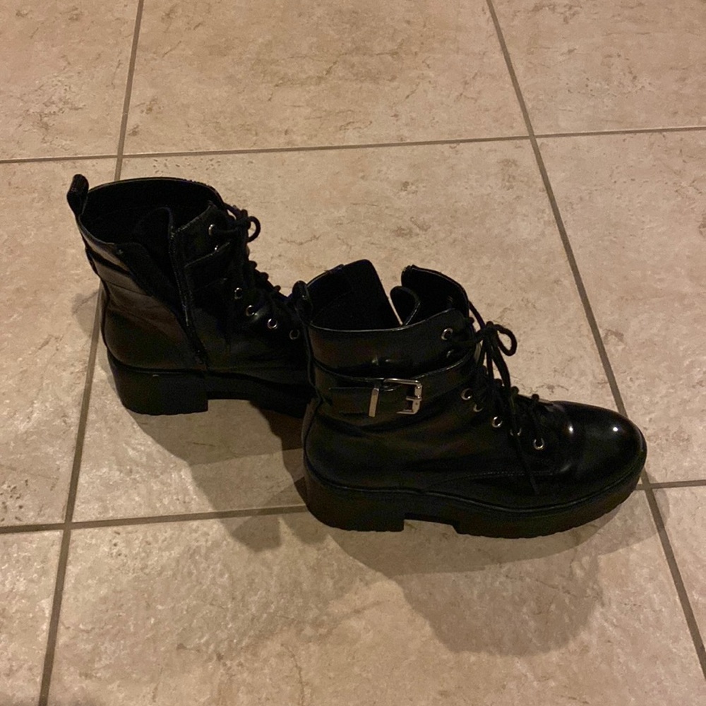 Black 4inch girls boot like new worn once size great with any style of outfit